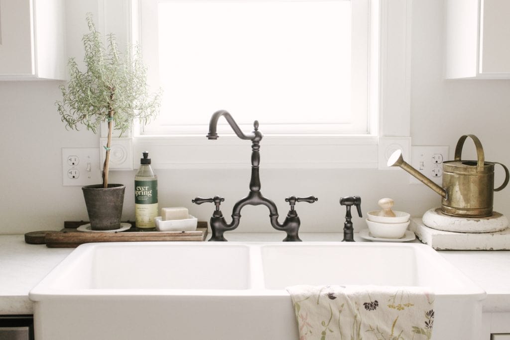 barato juntos Etapa Three Ways to Style Your Kitchen Sink - Sarah Jane Christy