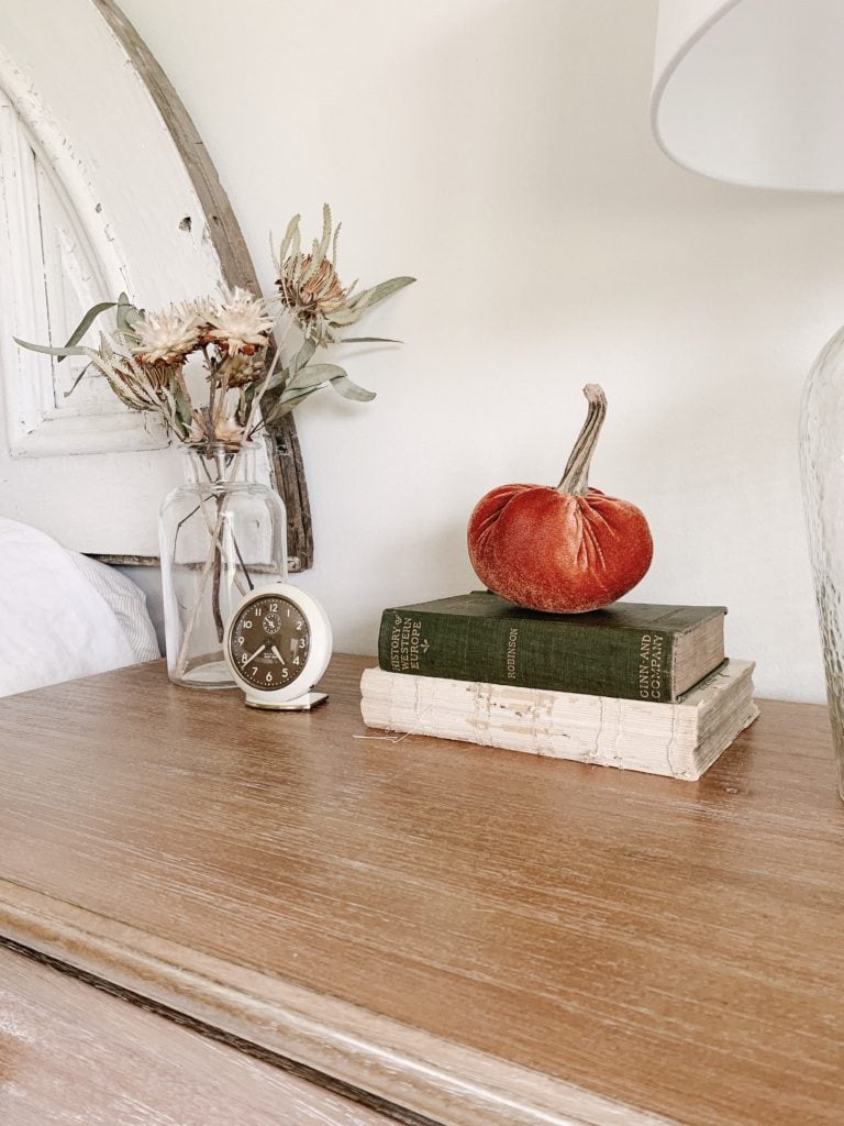 fall decor pieces used in bedroom styling