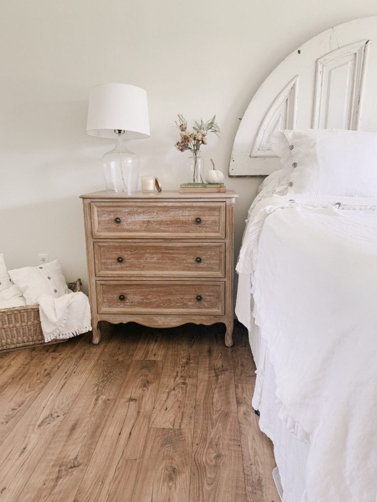 neutral bedroom and how to decorate nightstands for fall