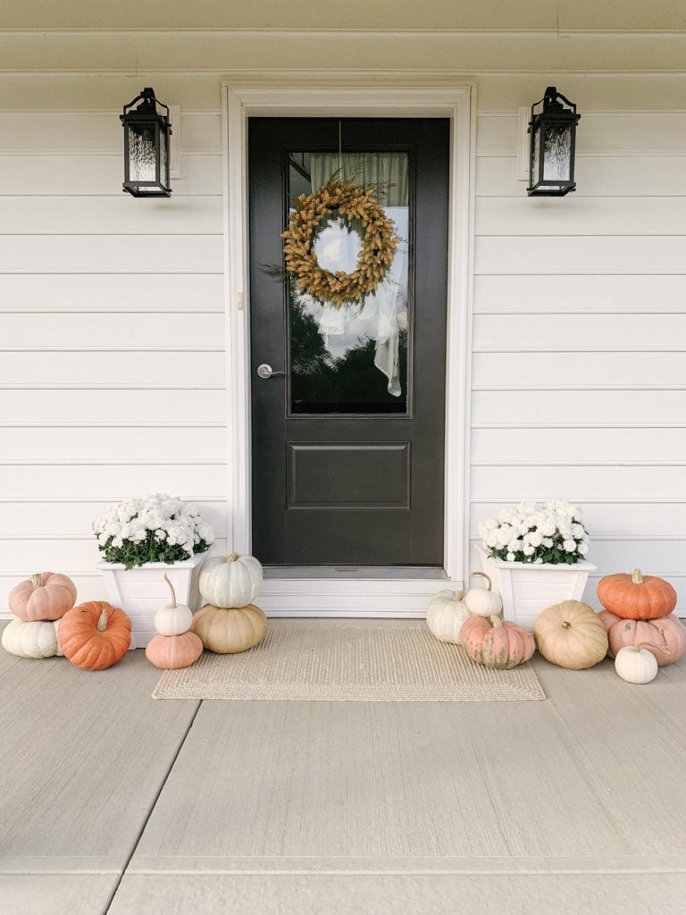 easy fall front porch decorating ideas using colorful pumpkins
