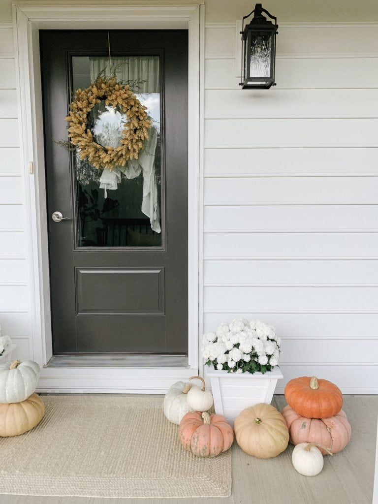 fall front porch decorating ideas with mums and pumpkins